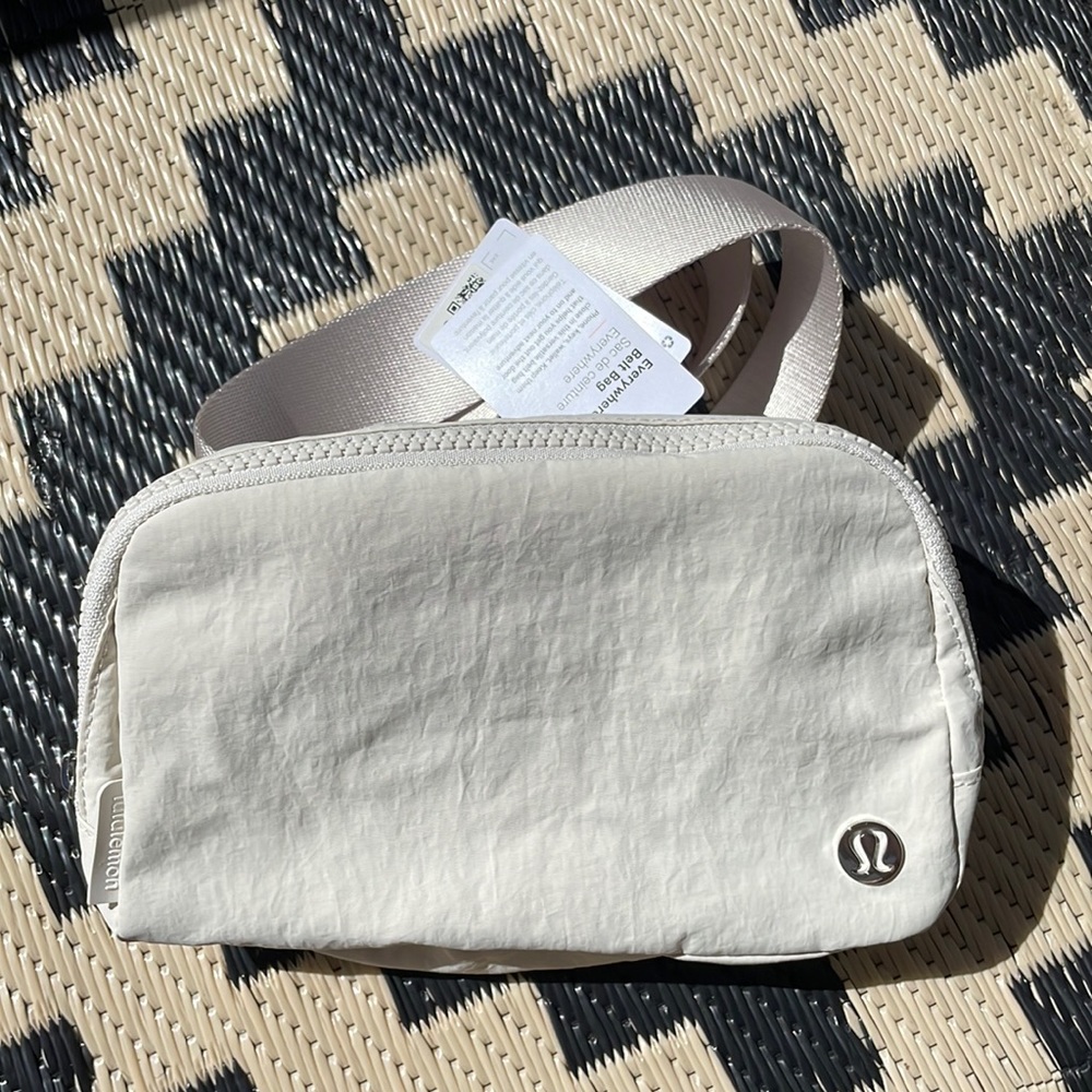 SOLD Lululemon Everywhere Belt Bag